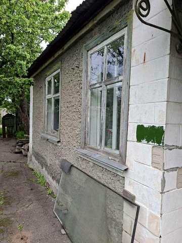 Цегляний будинок поруч з зупинкою