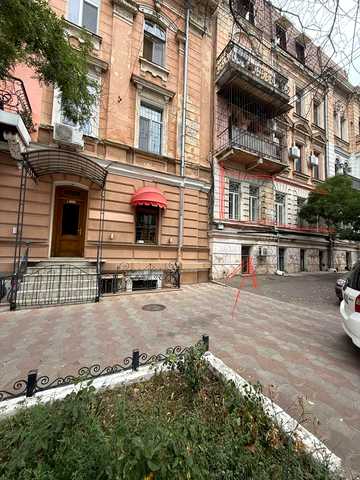 Університетська вул., 3