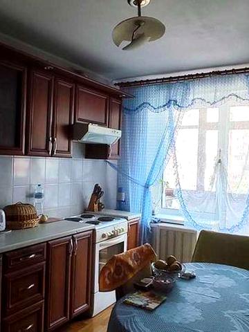 Оренда затишної трикімнатної квартири на Митниці
