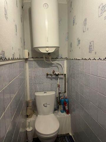 Продам 2 х комн квартиру в центре 3 этаж. Без оренды