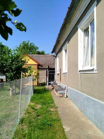 Частина будинку і земельна ділянка з садом