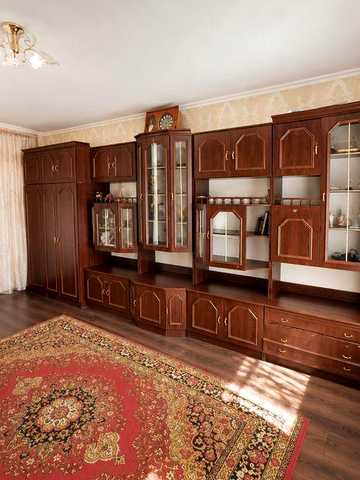 Продаж двохкімнатної квартири на землі в центрі.