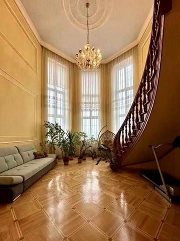 Квартира в центрі Луцька 210кв м