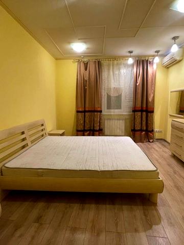 Дніпровська набережна вул., 23