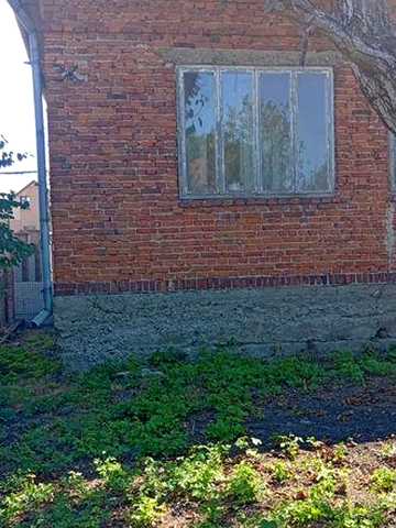Продається половина будинку в місті бурштин