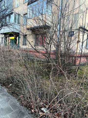 Продається двокімнатна квартира . Хороша пропозиція під бізнес. Вихід на центральну вулицю