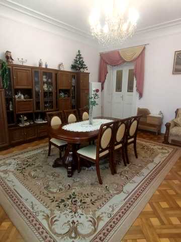 Продаж  4 х кімнатної квартири 145 м², ближній центр, вул. Вакарчука