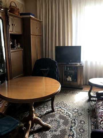 Продам 3- ти кімнатну квартиру, площа 67 м2., по вул.Родини Глаголєвих, 5, поруч м.Дорогожичі! Власник!