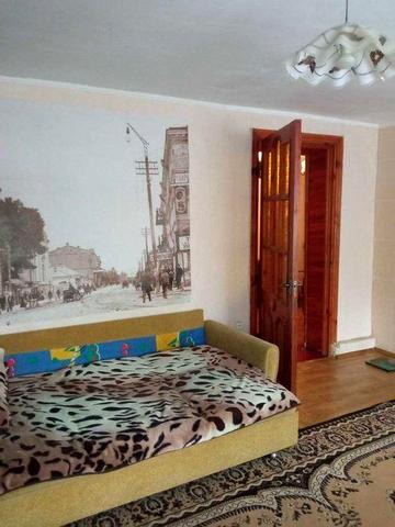 Продам 2-кімнатну квартиру,частину будинку поруч із центром