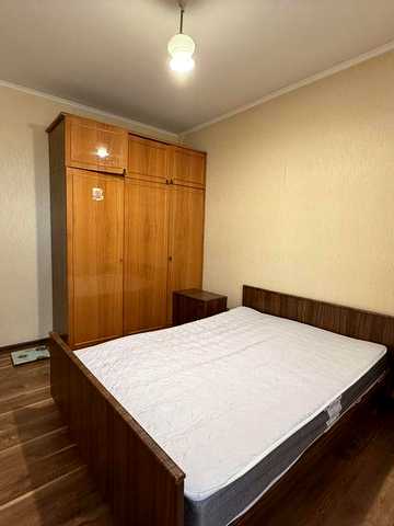 Продам 3-х кімнатну квартиру біля метро, вул. Академіка Єфремова,4