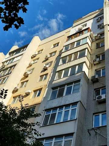 Добровольців вул. (Маршала Говорова), 3