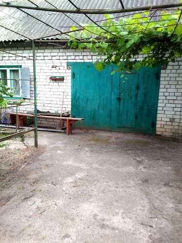 Продам  дачний будинок з гаражем