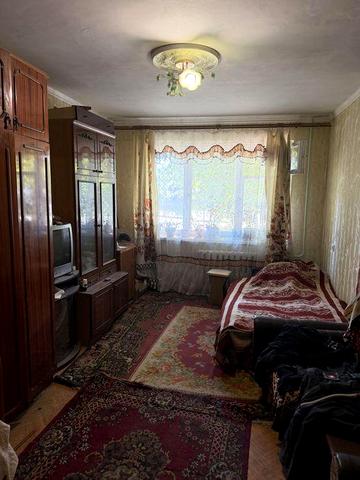 Продам 1-кім.кв на 1-му поверсі на 2-м у районі.