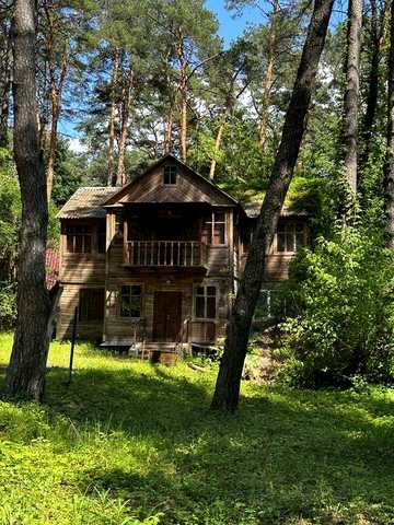 Будинок із сауною, банею та басейном біля річки