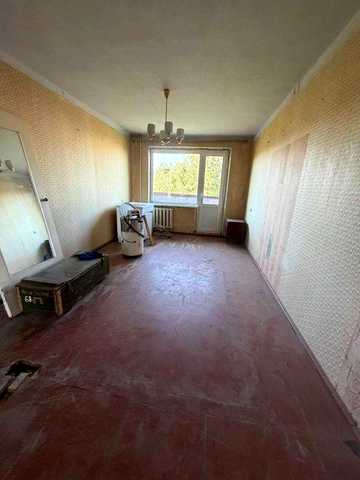 Продам 2 кімнатну квартиру на середньому поверсі