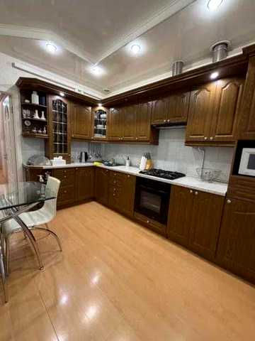 Продам 2ком.квартиру Сталинка  Центр Т. Шевченко.  Площадь 70м2 АОГаз!