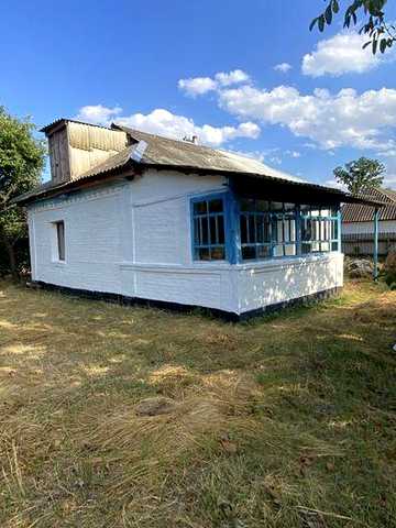 Будинок 187 км від Києва з землею Уманський рн Черкаська обл с. Червоний кут.