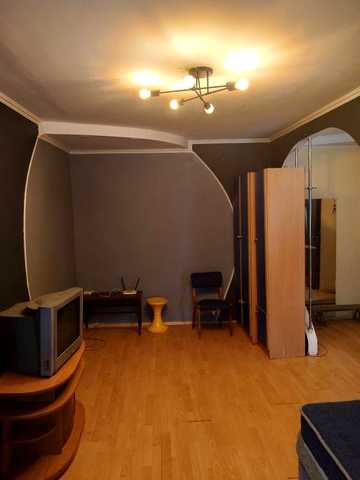 Продам квартиру вул. Набережна Незалежності