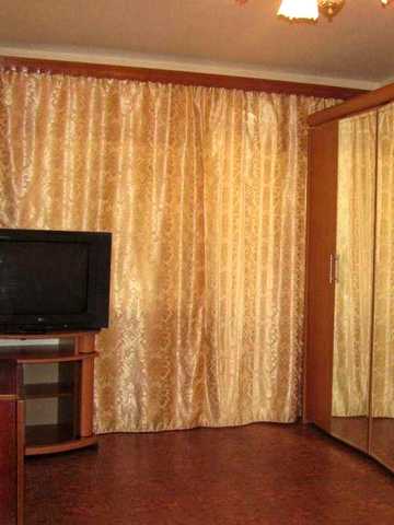 Сдам свою 2 комн. кв. в 50м ст.м. Дворец Спорта кирп. 5этаж. пр. П.Григоренко 3
