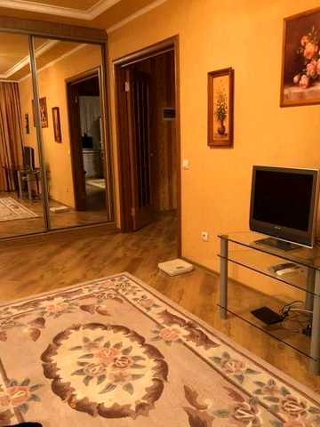 Центр новобудова  парковка у дворі