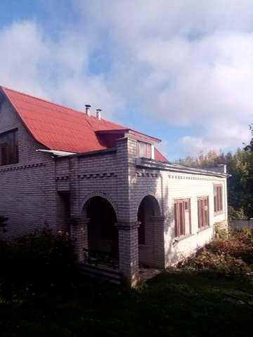 Жуківці, будинок під лісом, біля річки.