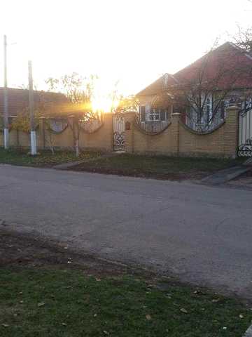 Продається житловий будинок із земельною ділянкою