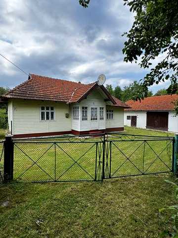 Продається затишний будинок з великим подвір’ям та садом
