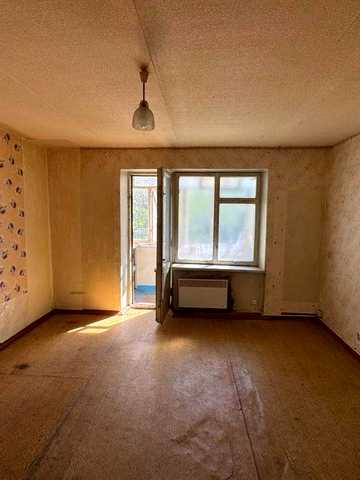 Продаж 2-к квартири на 1 поверсі з 2 балконами (під ремонт)