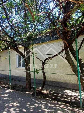 Продаж будинку в м. Апостолове з гаражем , кухня 11,3 зал , 3 спальні.