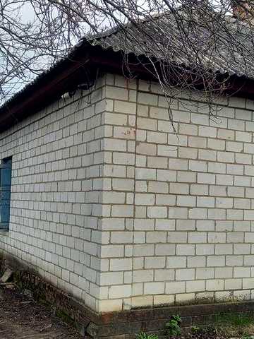 Надам житло для  проживання.Трьох кімнатний будинок,У Золотоніському районі ,Черкаська області.Велике подвір'я , погріб ,  два цегляні Сара.