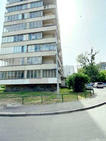 Продам 2-к квартиру, вул. Борщагівська, 10 (метро КПІ) з можливістю використання під офіс. Власник. Можливий торг.