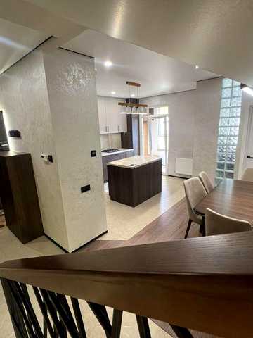 Продаж трирівневої квартири 180 м² + гараж біля підʼїзду