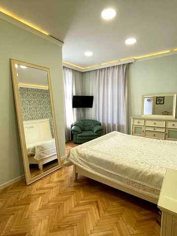 Кирила і Мефодія вул., 7