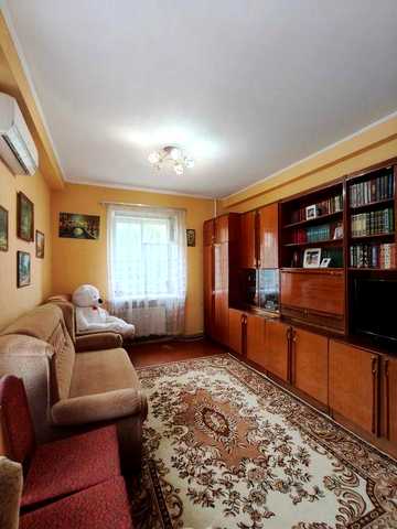 Продам 3-х кімнатну квартиру у центрі міста.