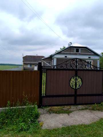 Продається будинок з земельною ділянкою біля лісу у с.Шутроминці