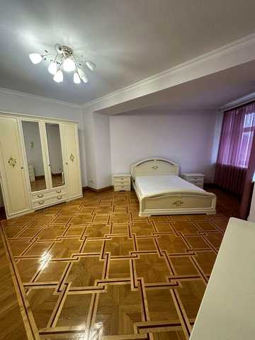 Сдам квартиру 200 кв.м.Центр
