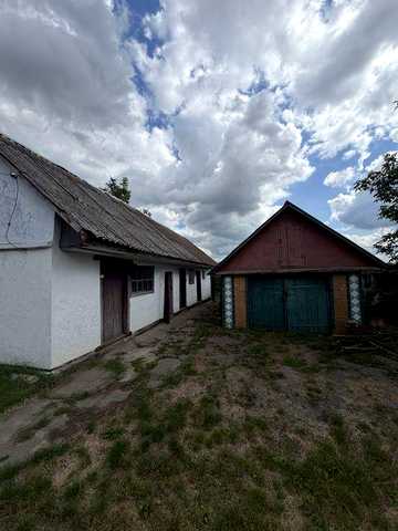 Приватний будинок в селі з великою ділянкою