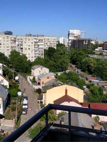 Продається трьохкімнатна квартира