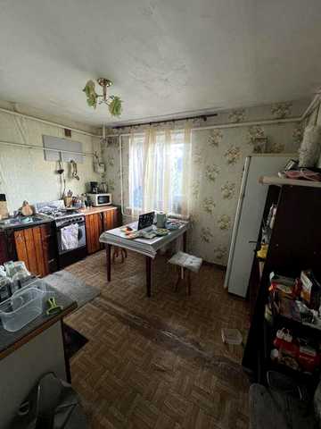 Продам 3 - кімнатну квартиру на першому поверсі