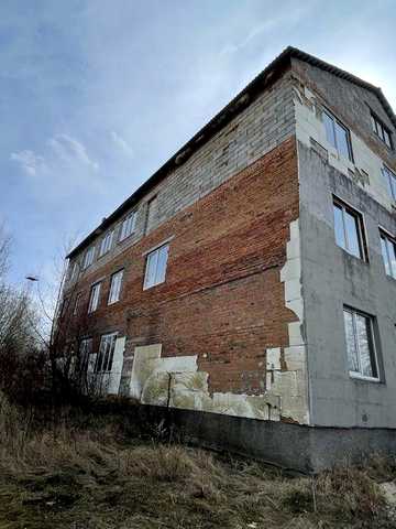 Продається 1 і 3 поверх + підвал. 700 м2