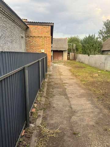 Продаж пів будинка в центі Кагарлика