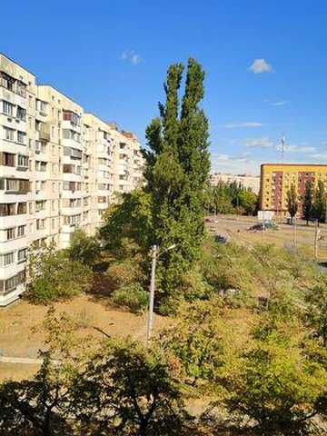 Трьохкімнатна біля метро. Дешево.