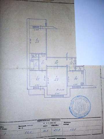 Продається 3-ри кімнатна квартира в районі базару.