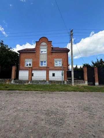 продаж двоповерхового будинку з басейном і сауною у Любомлі