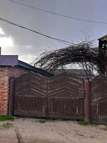 Продам  будинок в центрі міста.