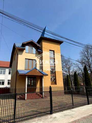 сучасна комерційна будівля 205 м² у центрі с. Рокосово з можливістю комфортного проживання!