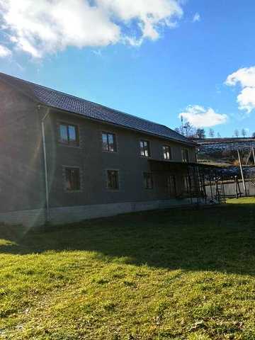 Житловий будинок з вбудованими приміщеннями комерційного призначення