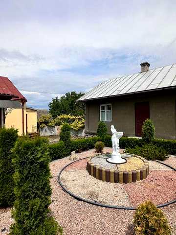 2 будинки+виробниче двоповерхове приміщення на території