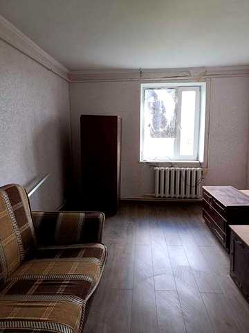 Продається габаритна трикімнатна квартира на п'ятому поверсі п'ятиповерхового будинку в Кінецьпілі Первомайської громади.