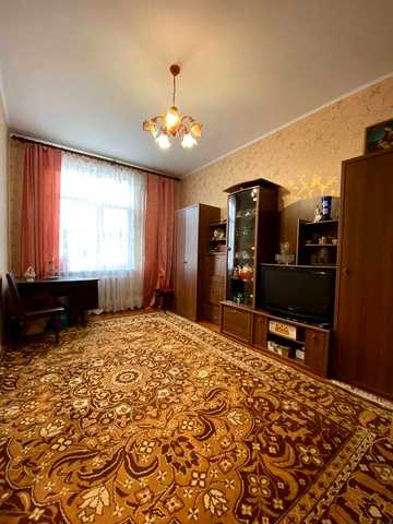 Продам  доглянуту та простору 1 кім. 1/2 цегла ( Круг)